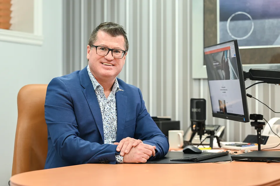 Samuel Grenier à son bureau, au cabinet comptable de Blainville