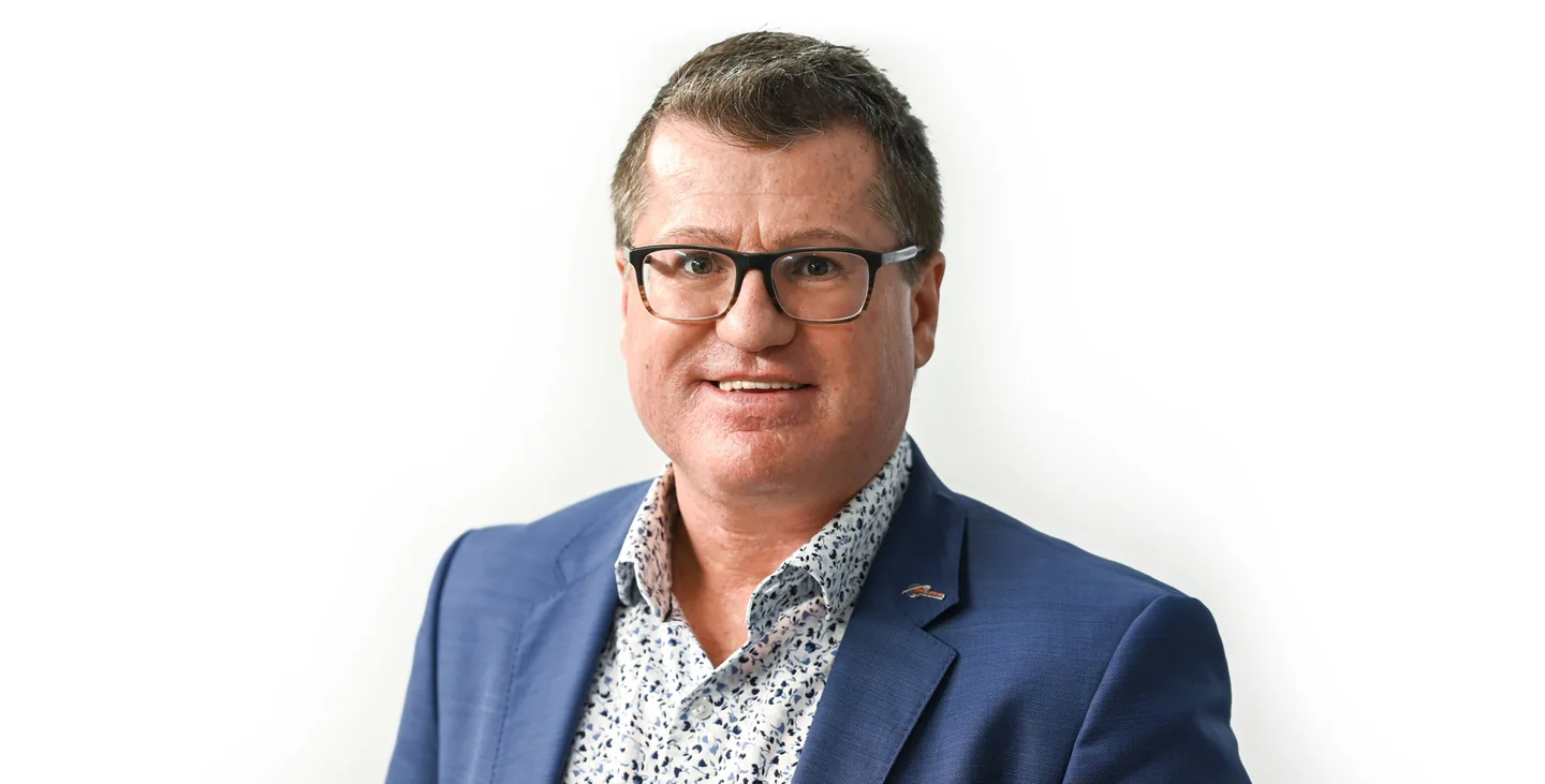 Portrait de Samuel Grenier, en veston bleu et lunettes